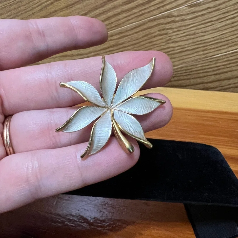 Vintage‎ JJ White Enamel Flower Brooch Gold Tone Textured Leaf Lily Pin